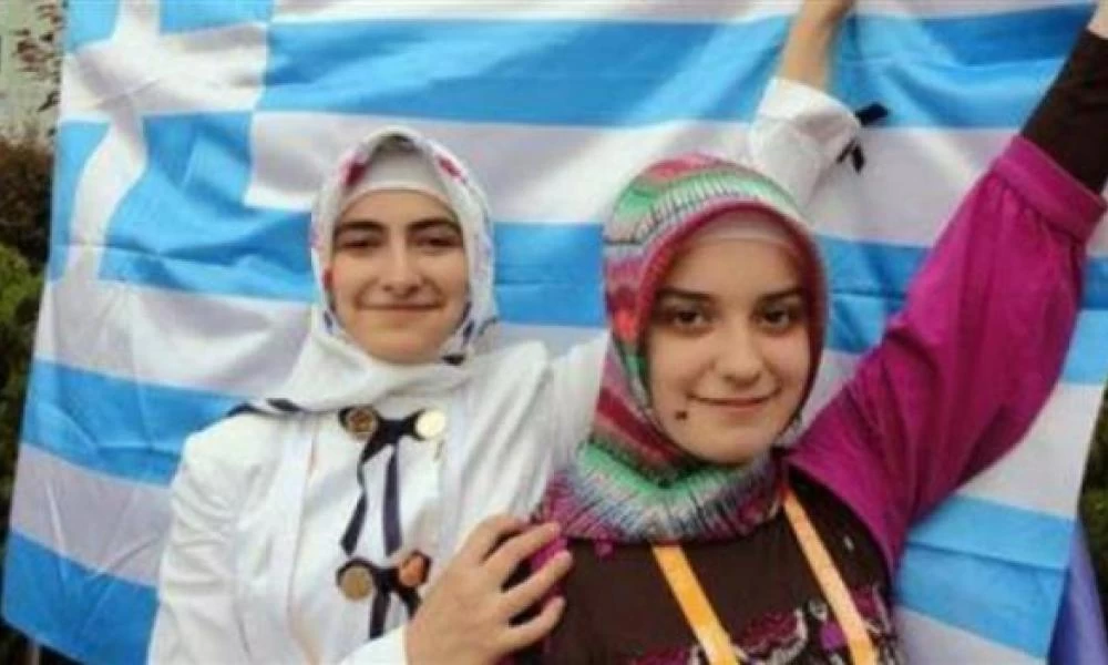 Μουσουλμάνοι της Θράκης υψώνουν υπερήφανα την Ελληνική Σημαία